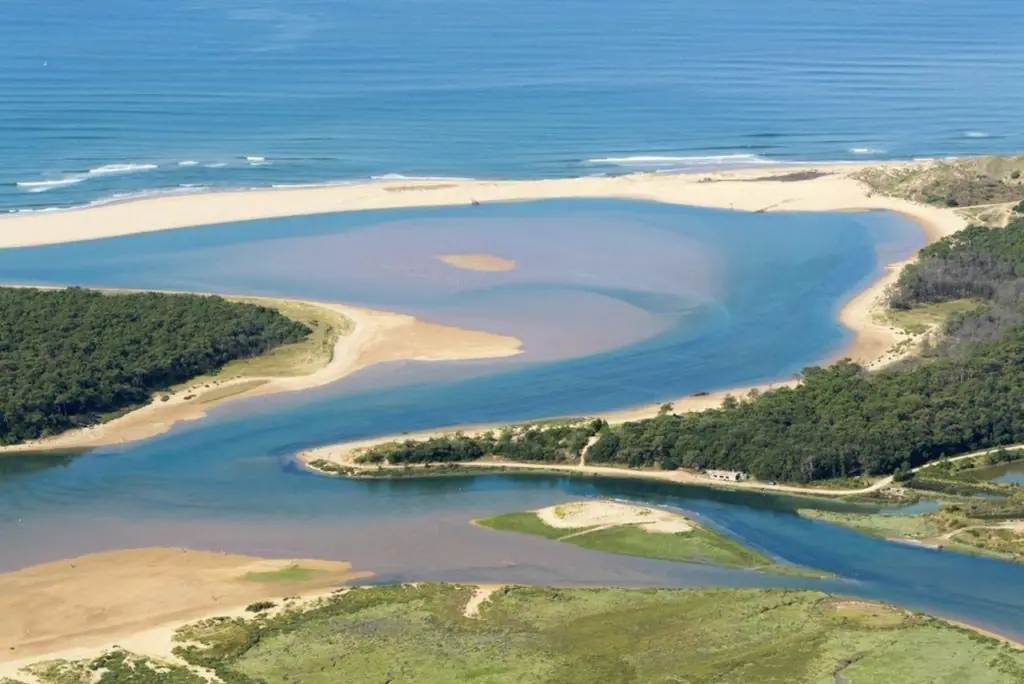 estuaire du Payré en Vendée avec ses méandres et plages de sable blanc