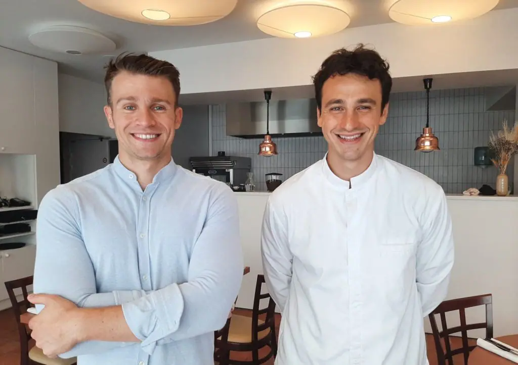 deux hommes souriants dans une cuisine moderne, fondateurs des ajités de la roche sur yon