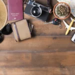 accessoires de voyage et vacances disposés sur une table en bois